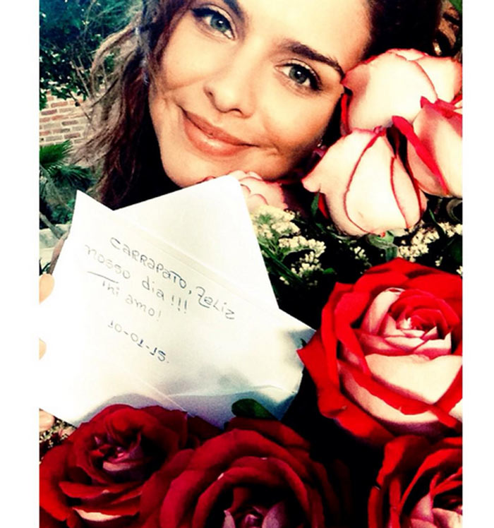 Paloma Bernardi ganha buquê de flores de Thiago Martins