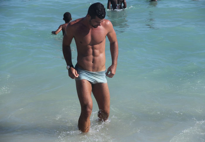 Amor & Sexo: Bruno Miranda, o Borat, se refresca na praia