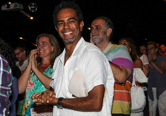 Jair de Oliveira prestigia a esposa, Tânia Khalil, no teatro