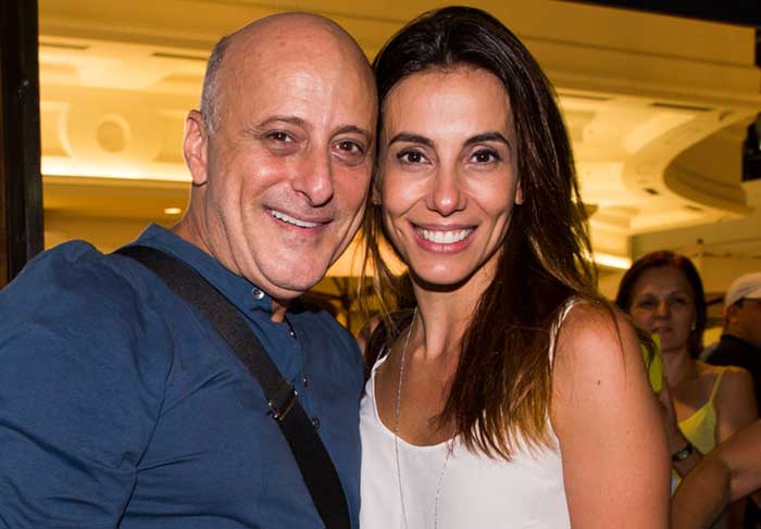 Jair de Oliveira prestigia a esposa, Tânia Khalil, no teatro