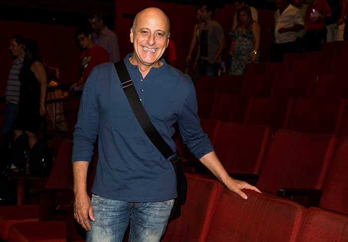 Jair de Oliveira prestigia a esposa, Tânia Khalil, no teatro