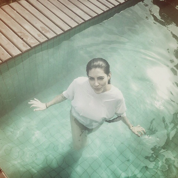 Cléo Pires curte tarde de sol na piscina