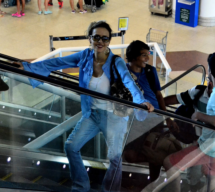 Sorridente, Leona Cavalli posa com fãs em aeroporto no Rio