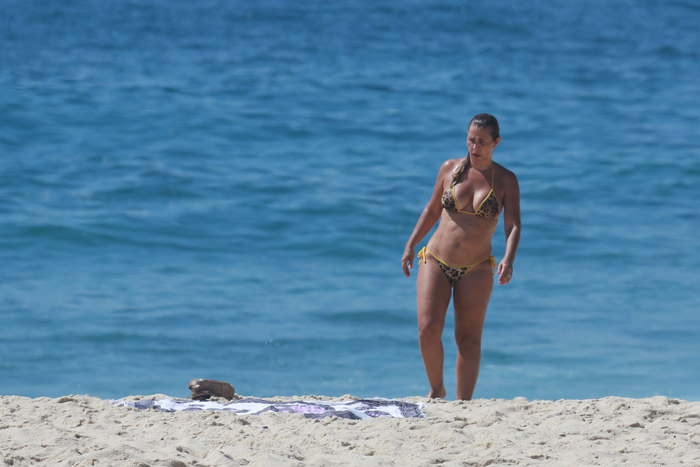 Andréia Sorvetão retoca o bronzeado na praia da Macumba, no Rio 