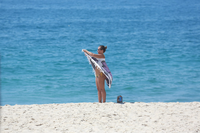 Andréia Sorvetão retoca o bronzeado na praia da Macumba, no Rio 