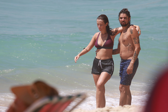  Juliana Didone se refresca no mar carioca e troca beijos com o namorado 