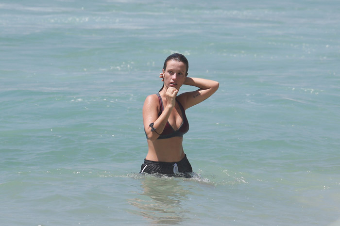  Juliana Didone se refresca no mar carioca e troca beijos com o namorado 