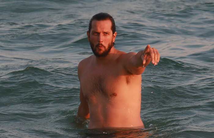  Vladimir Brichta se refresca do calor com banho de mar na praia da Barra da Tijuca