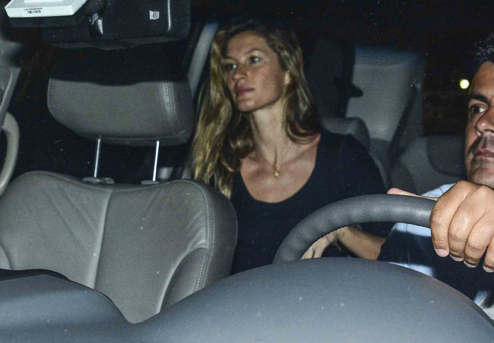 Discreta, Gisele Bündchen desembarca no Brasil