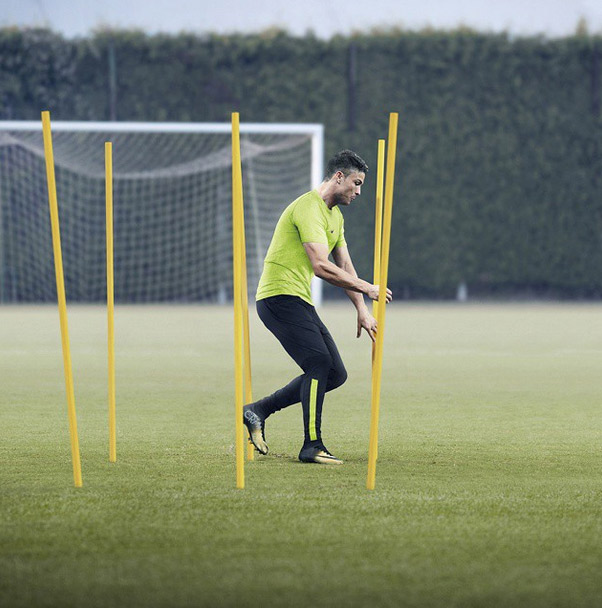 Um dia após receber a Bola de Ouro, cristiano Ronaldo se apresenta para treinar
