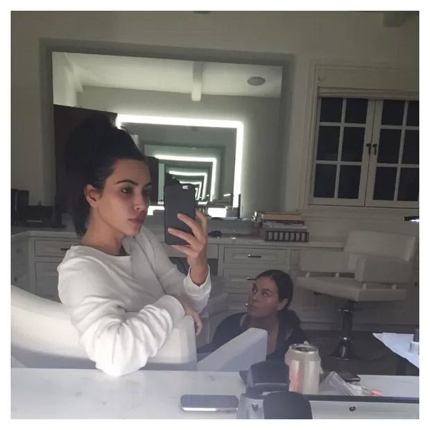 Kim Kardashian posa sem maquiagem e recebe elogios