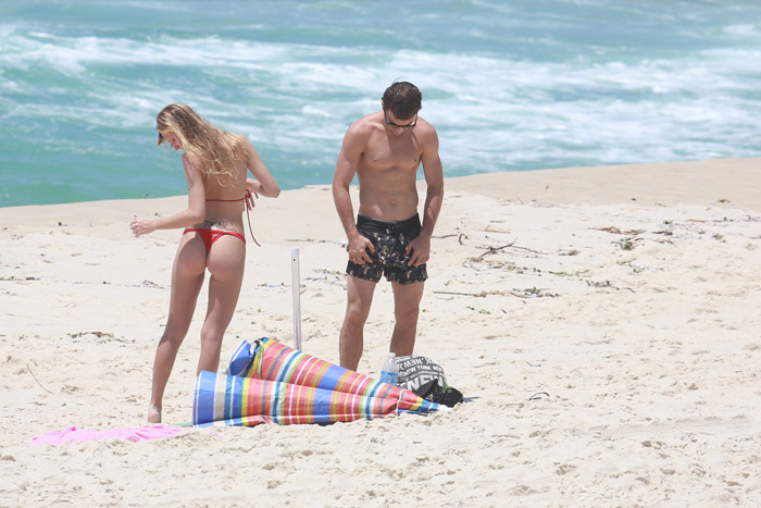 Kayky Brito enche a namorada de beijos na praia da Reserva, no Rio