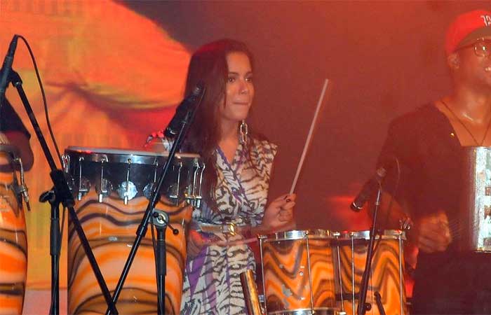 Anitta sobe ao palco com Xanddy em show do Harmonia do Samba