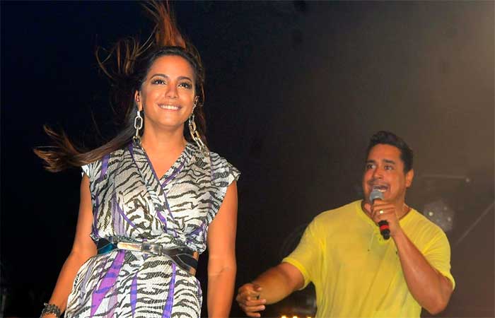 Anitta sobe ao palco com Xanddy em show do Harmonia do Samba