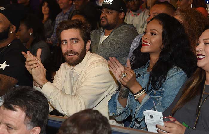 Rihanna e Jake Gyllenhaal ficam hipnotizados durante luta de boxe em Nova York]