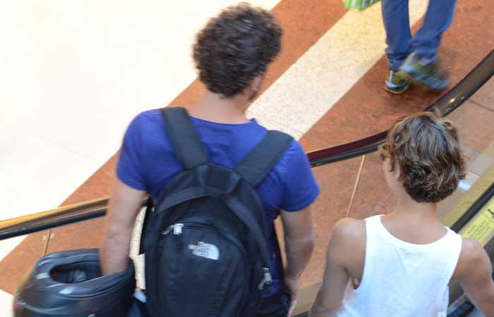 Daniel de Oliveira e Sophie Charlotte passeiam em shopping no Rio