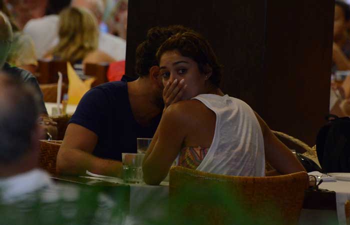 Daniel de Oliveira e Sophie Charlotte passeiam em shopping no Rio