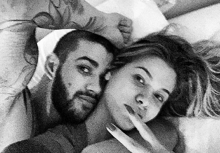 Gusttavo Lima e Andressa Suita posam agarradinhos na cama