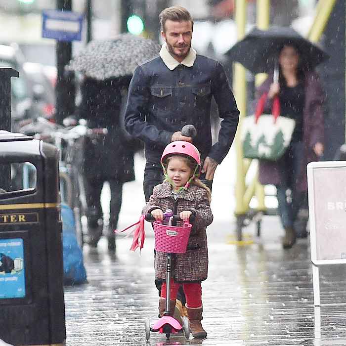 Harper Seven se diverte com patinete sob os olhares de David Beckham