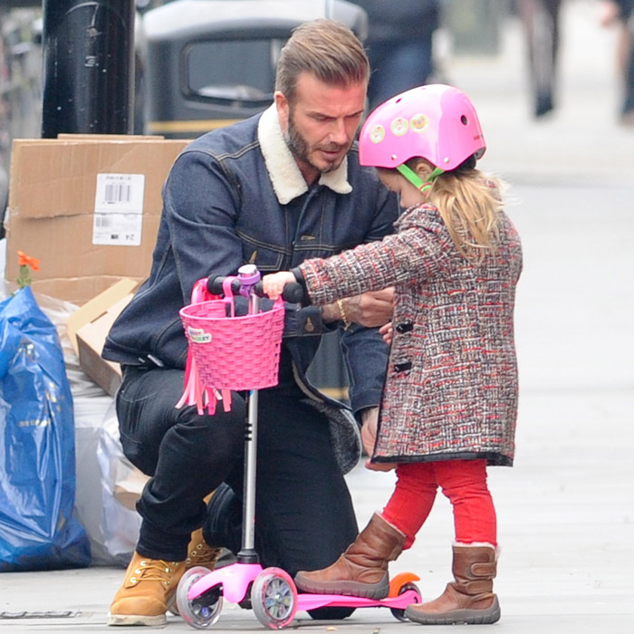 Harper Seven se diverte com patinete sob os olhares de David Beckham