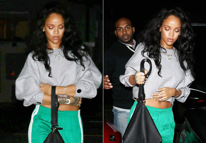 Fashionista! Rihanna deixa parte da barriga aparecer e mostra seu estilo