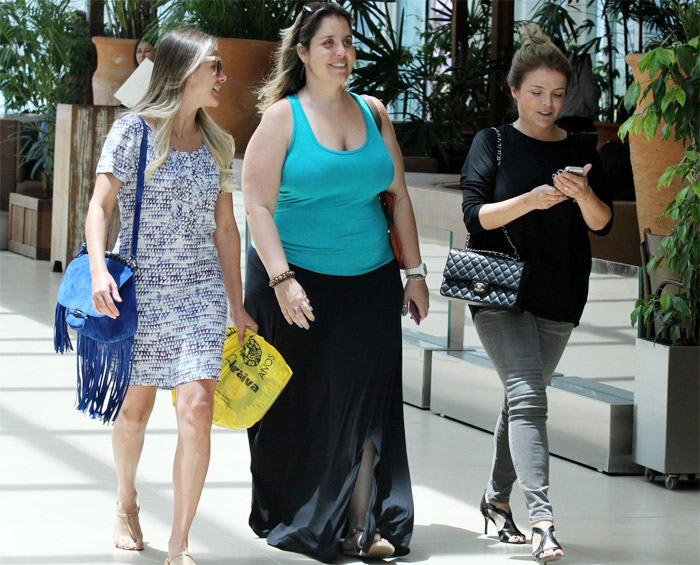 Juliana Silveira passeia em shopping com amigas no Rio de Janeiro