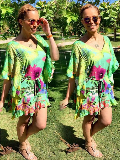  Solange Almeida esbanja positividade com look florido para confraternização