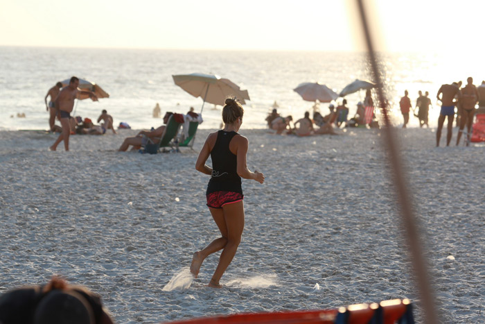 Grazi Massafera aproveita calor carioca para correr descalça na praia da Barra da Tijuca