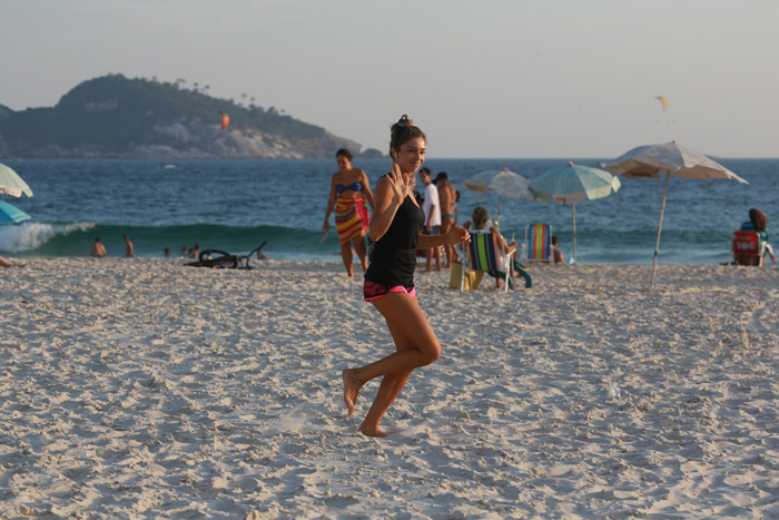 Grazi Massafera aproveita calor carioca para correr descalça na praia da Barra da Tijuca