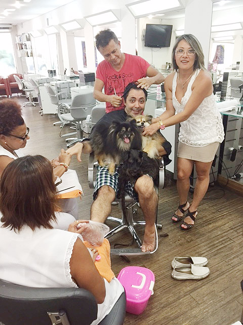 Julinho do Carmo leva seus pets ao cabeleireiro