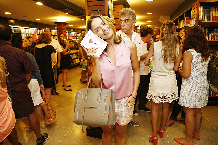 Maria Ribeiro lança livro e recebe colegas de Império