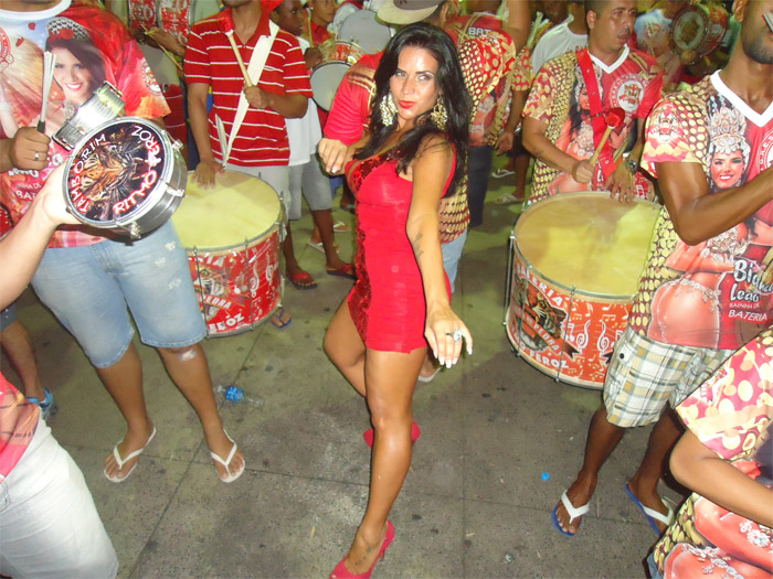 Solange Gomes bota pra quebrar no ensaio da bateria de Porto da Pedra, no Rio