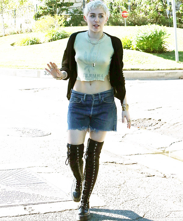 Sem sutiã, Miley Cyrus usa blusa com estampa de maconha em Hollywood