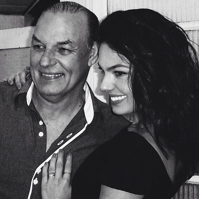 Isis Valverde mima o pai no Instagram: ‘Te amo!’