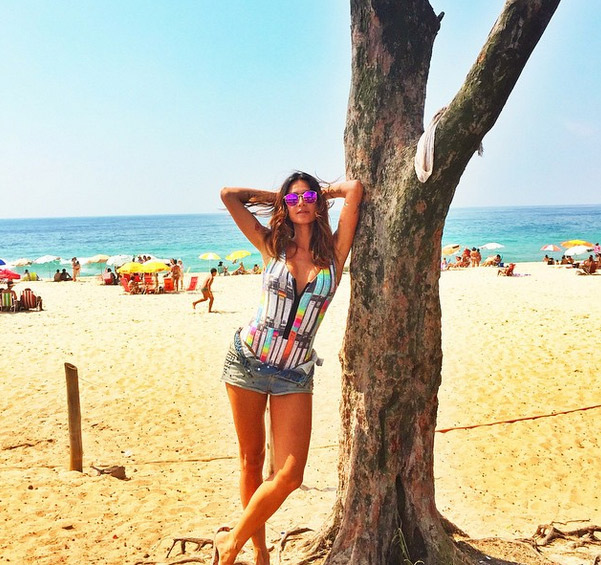 Thaila Ayala esbanja estilo em praia carioca
