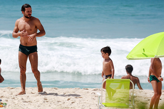 Sophie Charlotte e Daniel de Oliveira curtem praia carioca com os filhos do ator