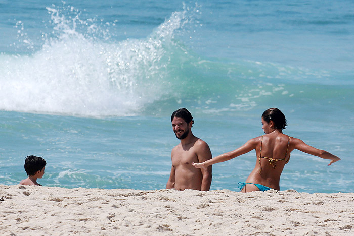 Sophie Charlotte e Daniel de Oliveira curtem praia carioca com os filhos do ator