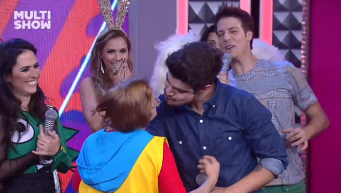 Caio Castro tasca beijo em Dona Pepeca, do Tudo Pela Audiência