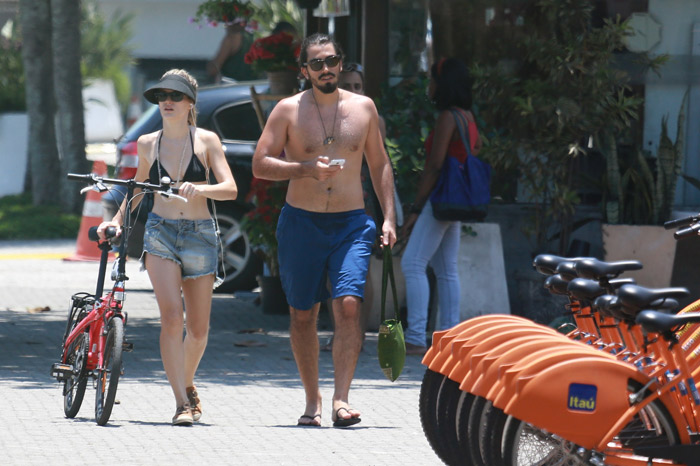Bianca Bin exibe barriga sequinha em dia de passeio com o marido na Barra da Tijuca
