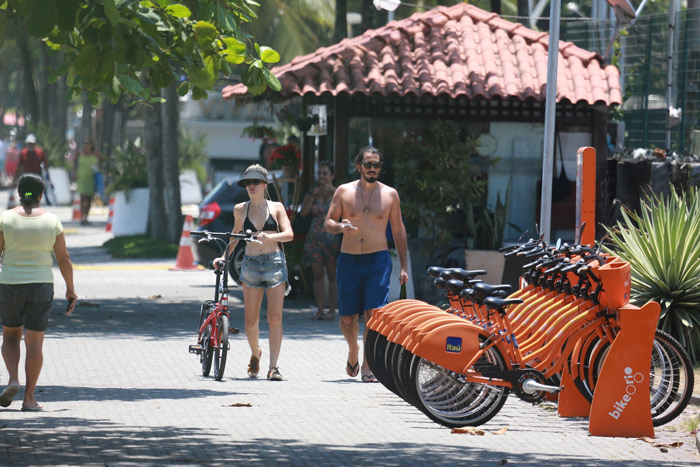 Bianca Bin exibe barriga sequinha em dia de passeio com o marido na Barra da Tijuca