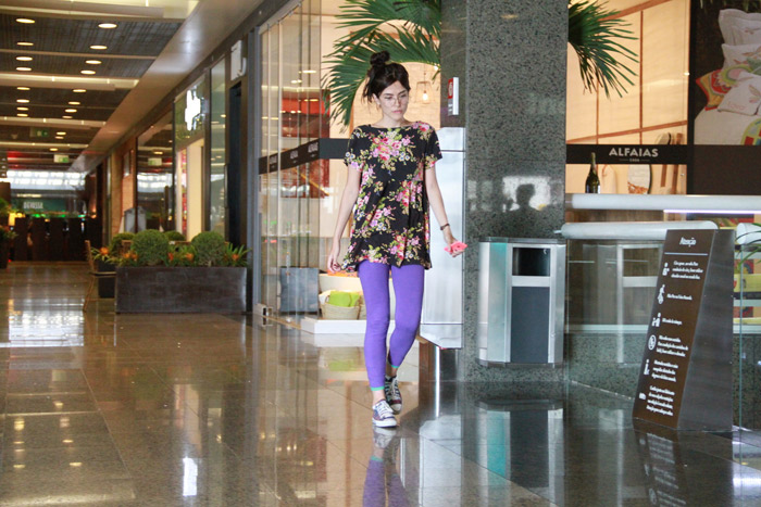 Maria Casadevall mostra o seu estilo todo colorido em passeio no shopping