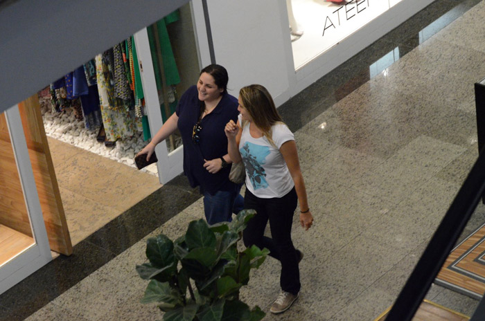 Fernanda Gentil esbanja simpatia ao passear com amiga em shopping do Rio