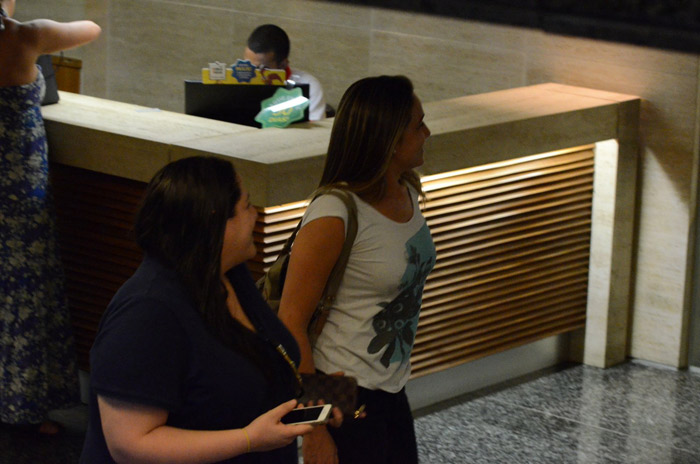 Fernanda Gentil esbanja simpatia ao passear com amiga em shopping do Rio