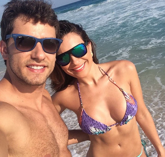 Eliéser Ambrósio e Kamilla Salgado relaxam em praia carioca