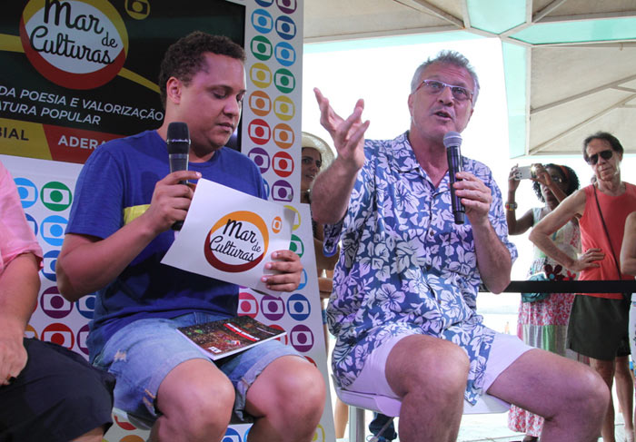 Pedro Bial recita poema em Copacabana