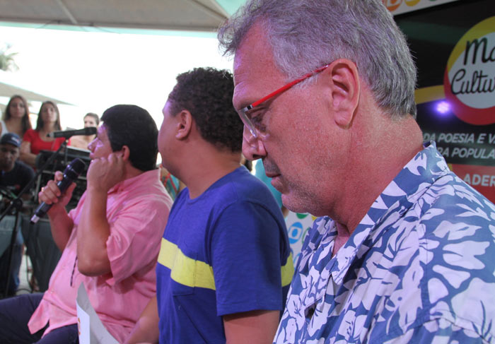 Pedro Bial recita poema em Copacabana