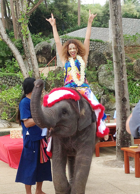 Beyoncé se diverte durante passeio em Elefante na Tailândia