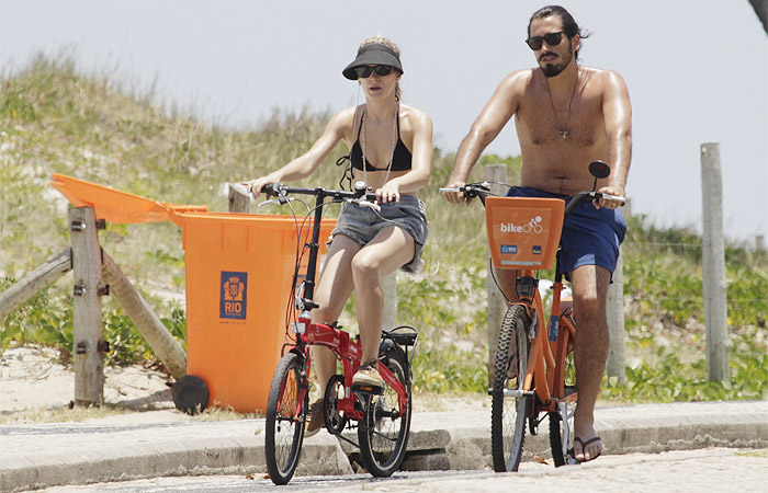 Bianca Bin sai para pedalar com o marido em praia carioca