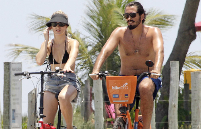 Bianca Bin sai para pedalar com o marido em praia carioca