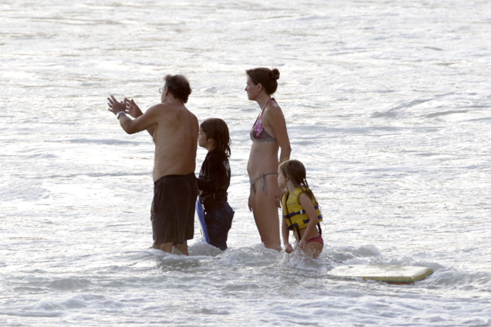 Mário Gomes curte manhã de praia com a família